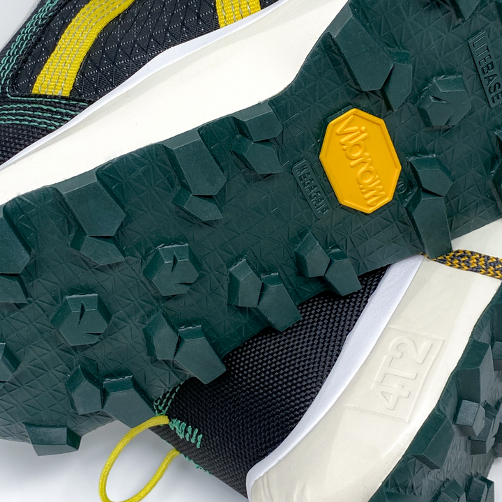 4T2 get lost running shoe in black and yellow, designed for trail running with Vibram outsole.