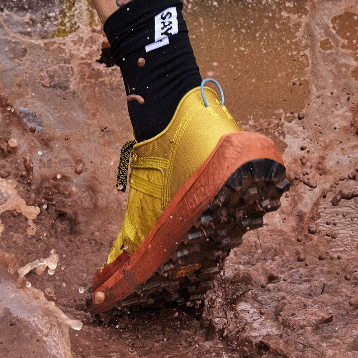 4T2 get lost saysky edition trail running shoe with vibrant colors, featuring a durable vibram outsole.