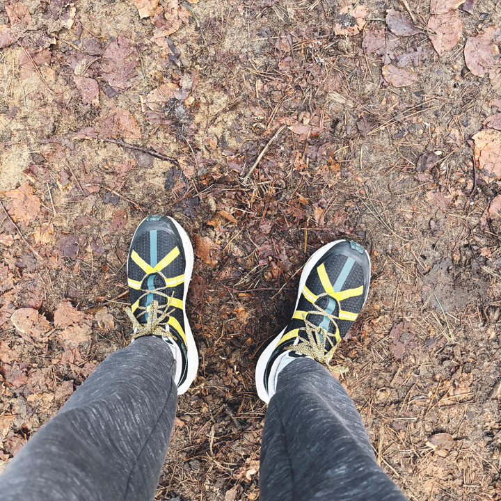 4T2 get lost running shoe in black and yellow, designed for trail running with Vibram outsole.