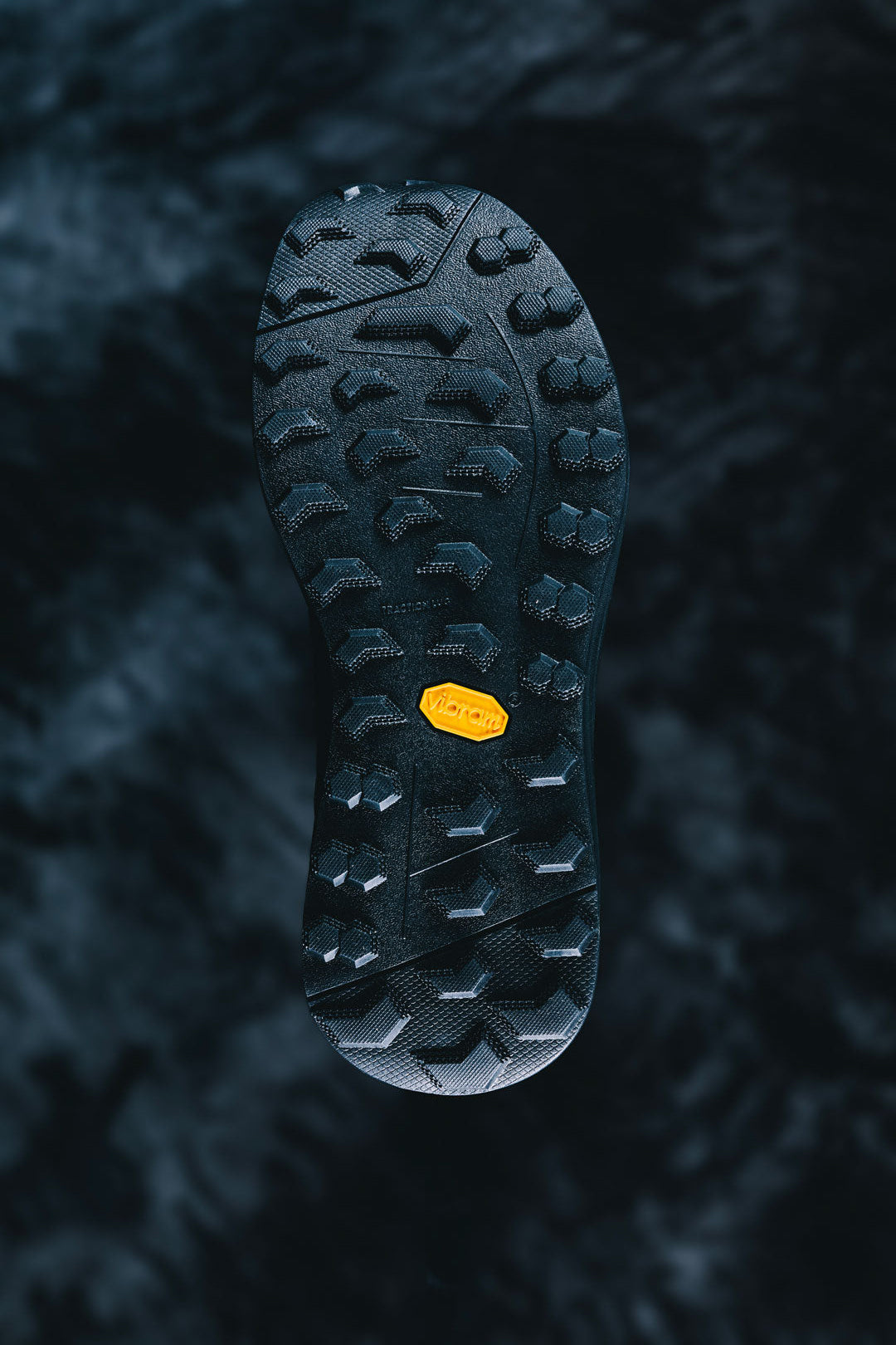 Valone Rave Arnev, repairable black trail running shoe for medium and long distances