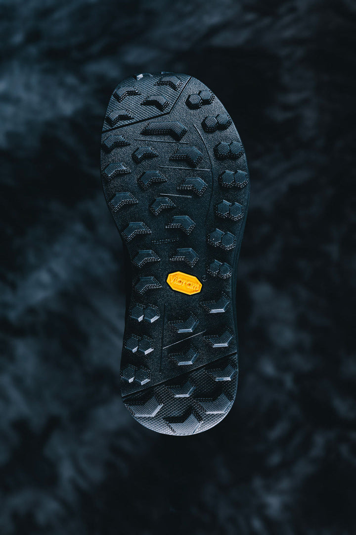 Valone Rave Arnev, repairable black trail running shoe for medium and long distances