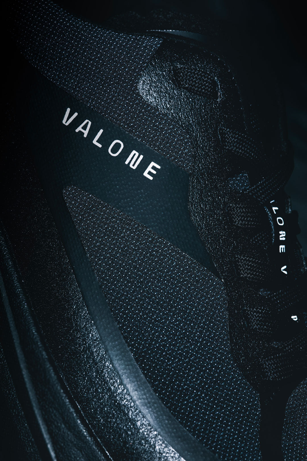 Valone Rave Arnev, repairable black trail running shoe for medium and long distances
