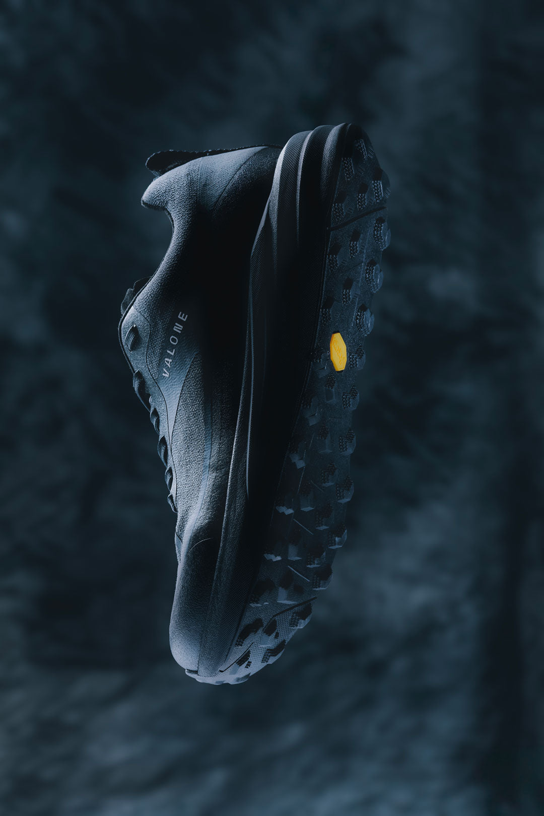 Valone Rave Arnev, repairable black trail running shoe for medium and long distances