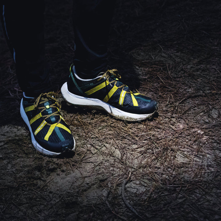 4T2 get lost running shoe in black and yellow, designed for trail running with Vibram outsole.