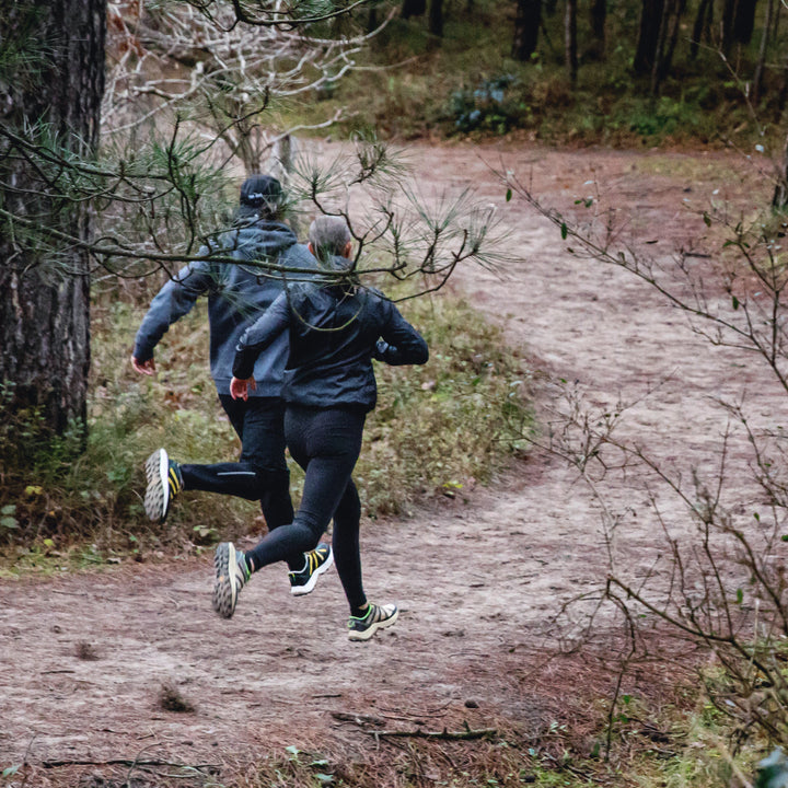 4T2 get lost running shoe in black and yellow, designed for trail running with Vibram outsole.