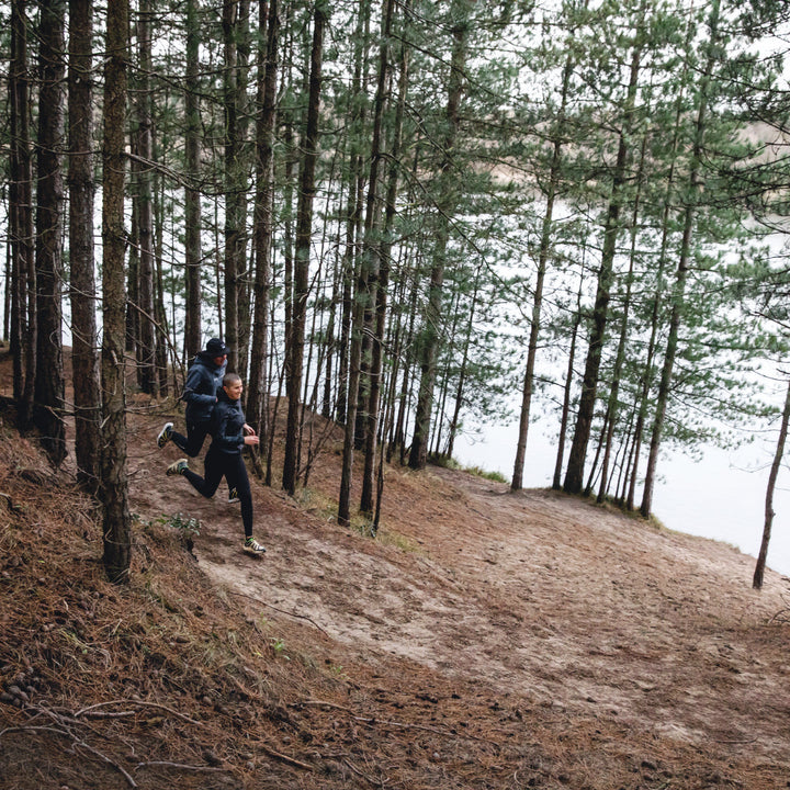 4T2 get lost running shoe in black and yellow, designed for trail running with Vibram outsole.