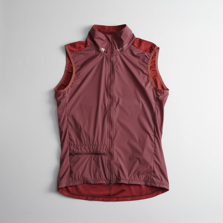 T2 Running Wind Shell Vest in bordeaux with windproof front and breathable mesh back