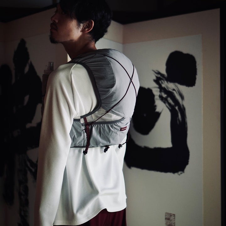 Tabisuke Tabizo T2 - Ultra 10 in Gray worn by a runner