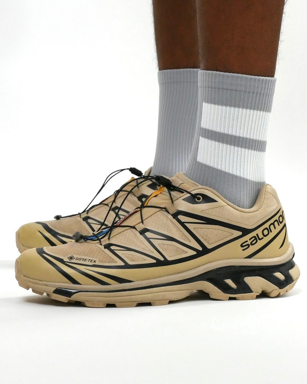 Lievre Running grey and white compression socks, mid-crew length with ribbed upper, dual white horizontal stripes, reinforced toe and heel, and supportive arch band.